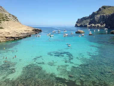 Een baai met helder water bij Cala d'Or