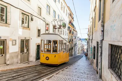 Een gele tram in Lissabon