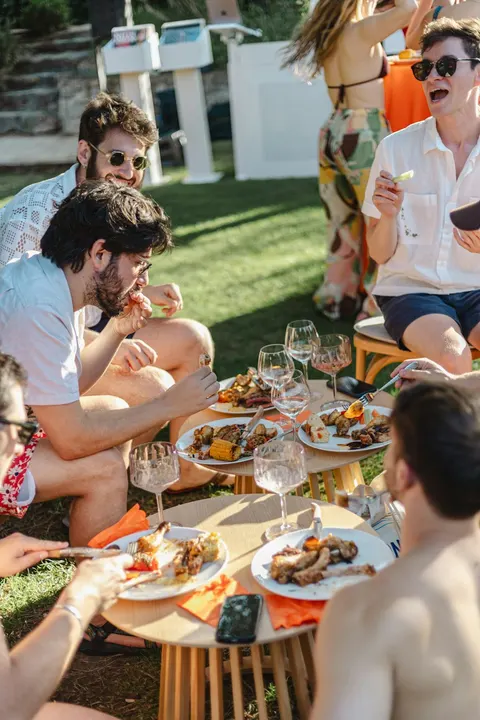 Vrienden samen aan tafel